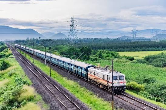 Indian Railways WDG4D locomotive pulling container freight rake — Rail Cargo